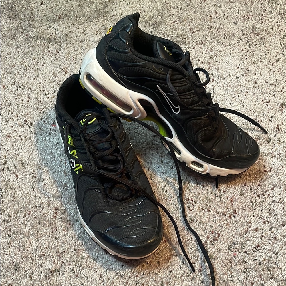 Nike Air Max Plus Tuned To Black Sneakers Size 7Y/8.5 woman’s‎